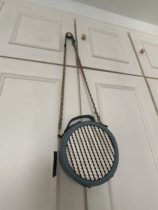 Bolso redondo Dandara azul con cadena dorada
