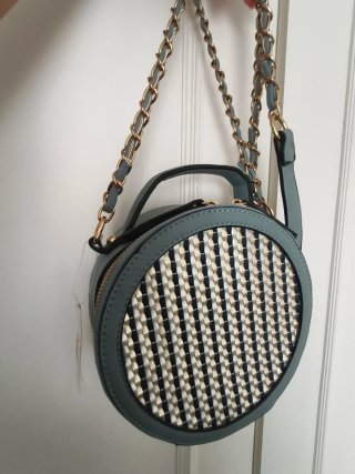 Bolso redondo Dandara azul con cadena dorada