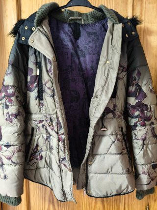 Abrigo Desigual floral verde y morado