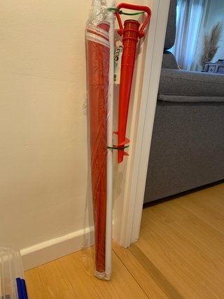 Sombrilla grande roja y blanca