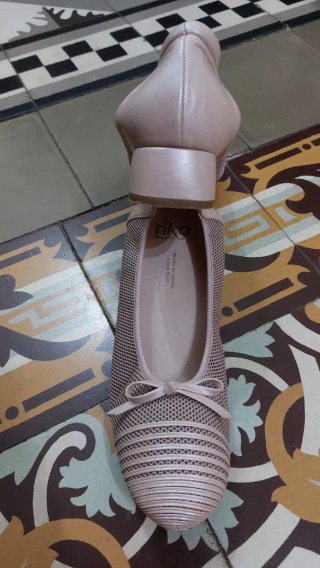Zapatos planos color nude con lazo