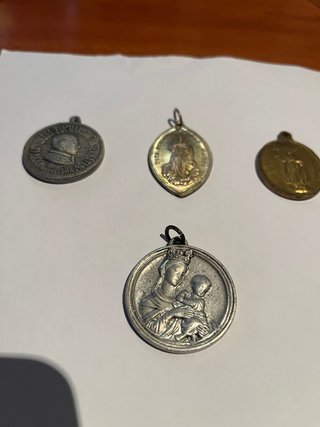 Lote 4 medallas religiosas y conmemorativas