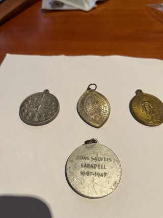 Lote 4 medallas religiosas y conmemorativas