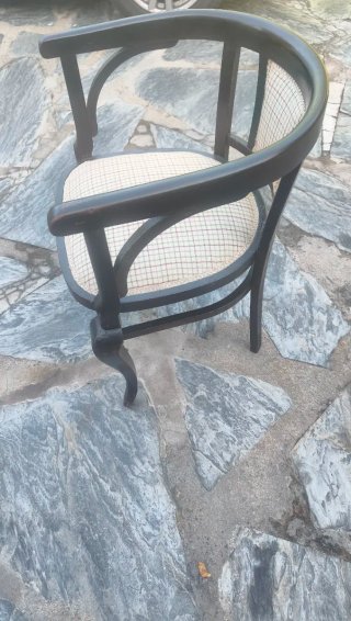 Butaca antigua de madera y tela