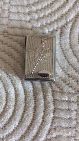 Zippo con rosa incisa_1