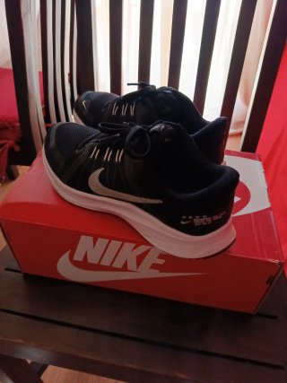 Zapatillas Nike Talla 40 Negras y Plateadas