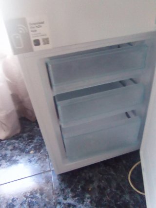 Frigorífico Candy No Frost,,pequeña rozadura lado.