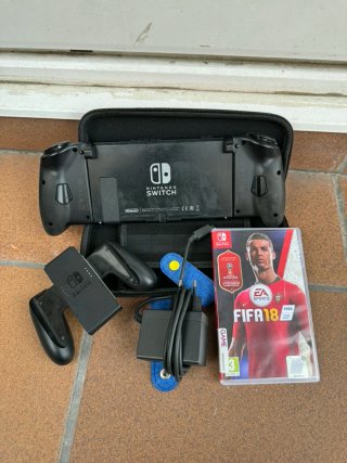 CONSOLA NINTENDO SWITCH + FIFA 18 + FUNDA