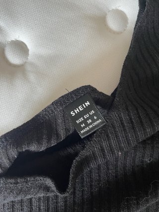 Camiseta negra de manga larga asimétrica