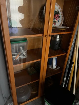 Mueble de madera con puertas de cristal