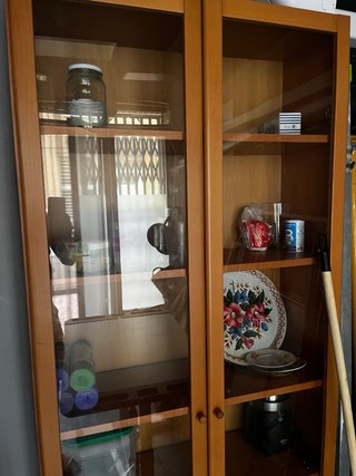 Mueble de madera con puertas de cristal