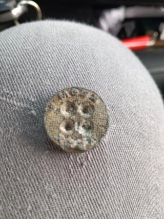Moneda antigua con 4 agujeros