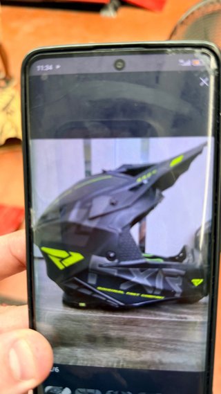 Casco de moto negro y verde