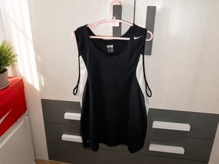 Camiseta tirantes Nike chico negra y blanca 1,83