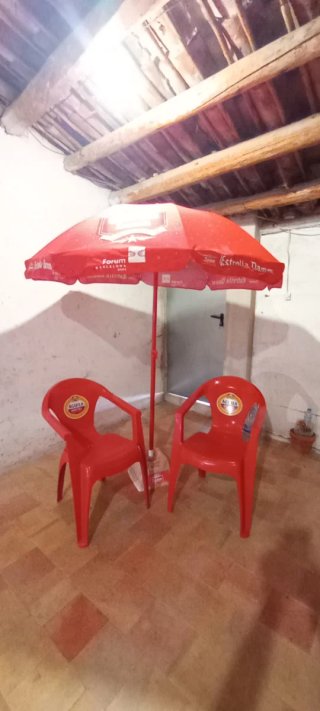 Conjunto terraza: 4 sillas, mesa y sombrilla + pie