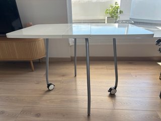 Mesa abatible blanca con ruedas