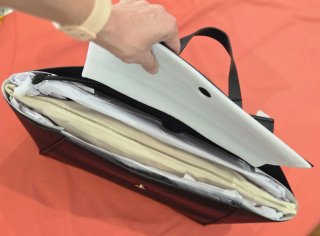 Bolso piel,negro,de Adolfo Domínguez