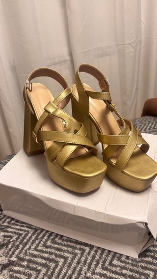 Zapatos de tacón dorados plataforma