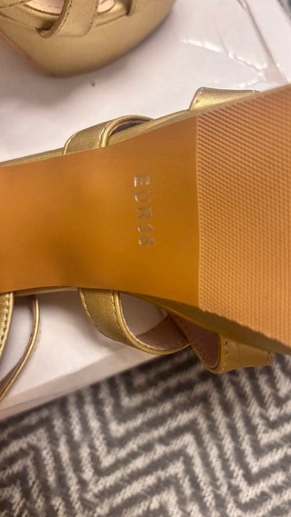 Zapatos de tacón dorados plataforma