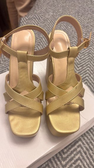 Zapatos de tacón dorados plataforma