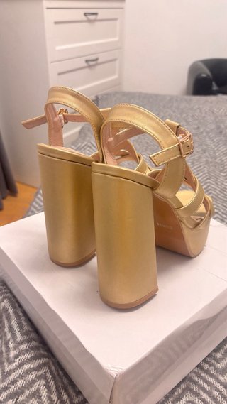 Zapatos de tacón dorados plataforma