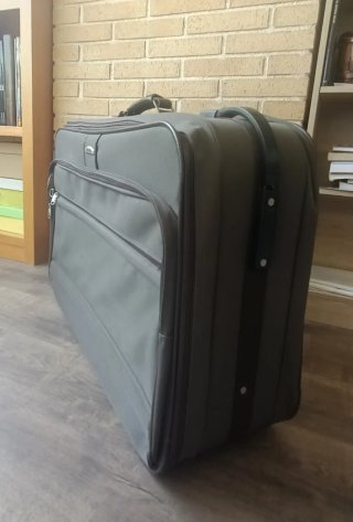 Maleta grande semirrígida con ruedas