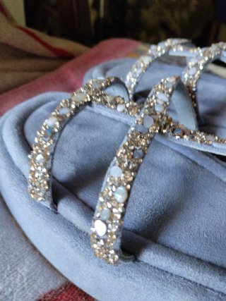 Sandalias azules con adornos dorados