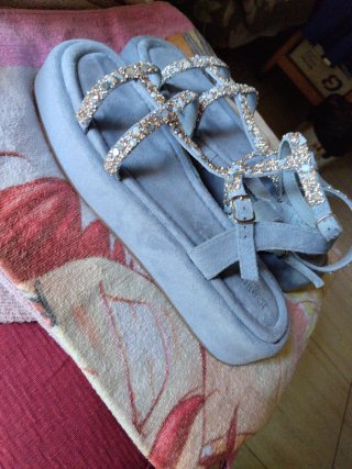 Sandalias azules con adornos dorados