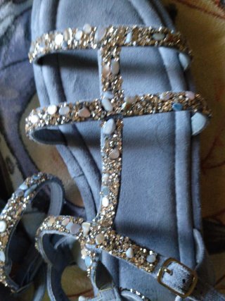 Sandalias azules con adornos dorados