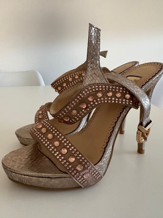 Sandalias doradas con pedrería rosa