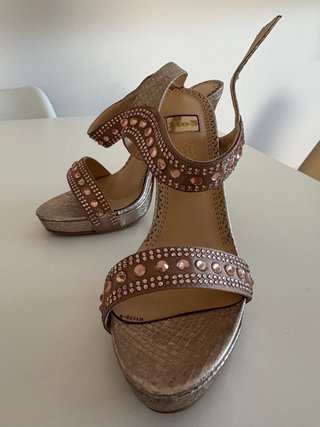 Sandalias doradas con pedrería rosa