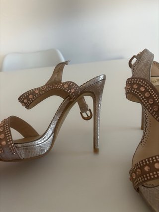 Sandalias doradas con pedrería rosa
