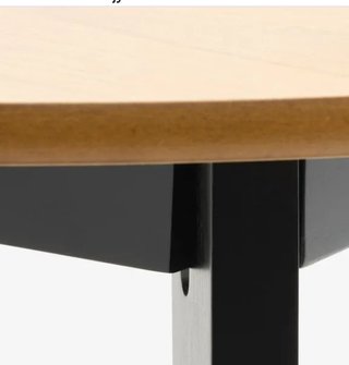 Mesa redonda JYSK con 2 sillas negras