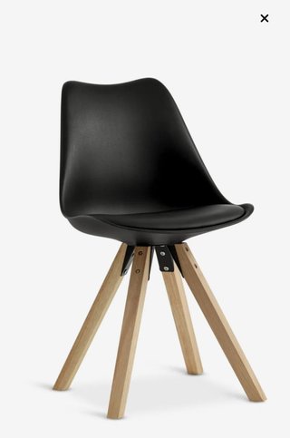 Mesa redonda JYSK con 2 sillas negras