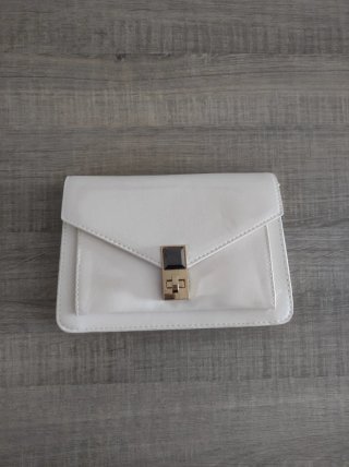 Bolso blanco pequeño con cadena dorada