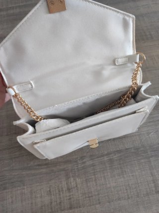 Bolso blanco pequeño con cadena dorada
