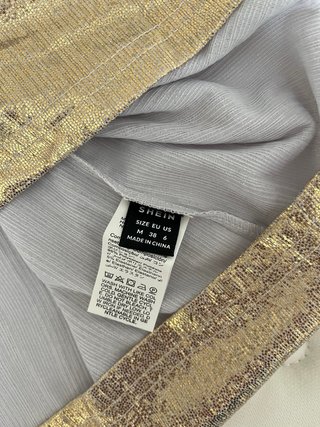 Camiseta dorada sin mangas