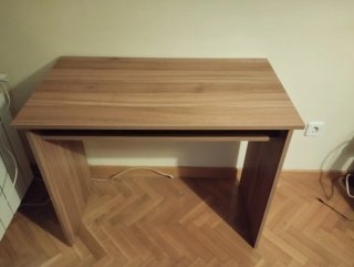 Mesa de escritorio de madera, con bandeja