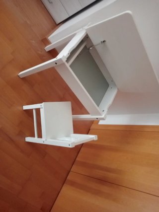 Mesa y silla infantil blanca