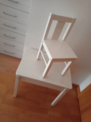 Mesa y silla infantil blanca