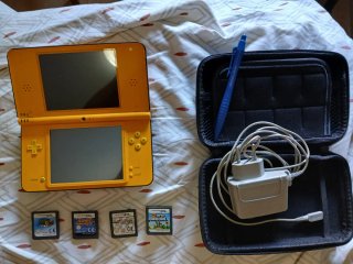 Nintendo DSi XL Amarilla + Funda + 4 Juegos