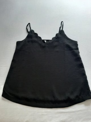 Top negro con tirantes y escote festoneado