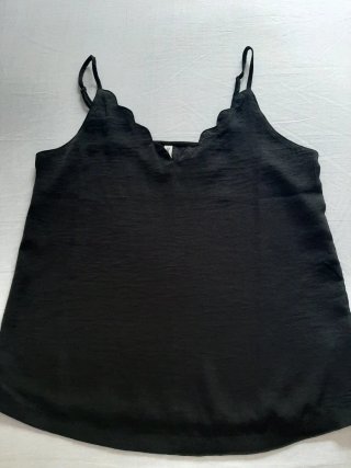 Top negro con tirantes y escote festoneado