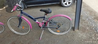 Bicicleta infantil negra y rosa
