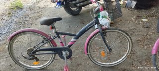 Bicicleta infantil negra y rosa