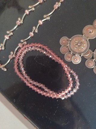 Conjunto collar, pendientes y pulseras rosa