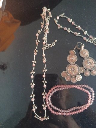 Conjunto collar, pendientes y pulseras rosa
