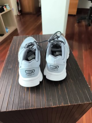 Zapatillas trekking Kalenji grises y blancas