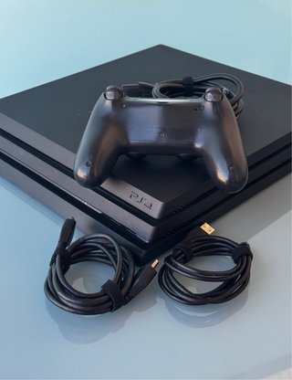 PS4 Pro + Juegos + Mando + cables
