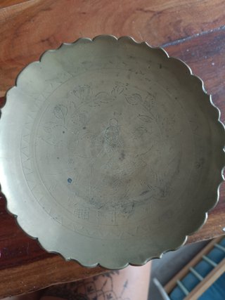 Copa de latón con borde festoneado